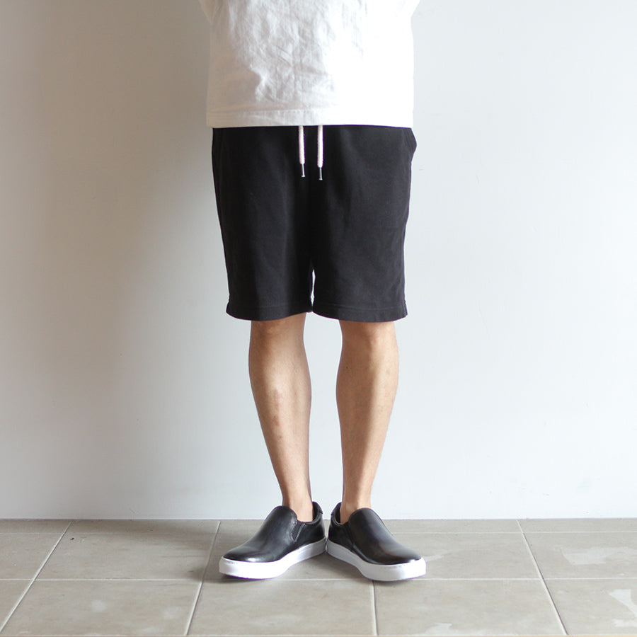 レザースニーカーのコーデ｜大人のための着こなし完全ガイド